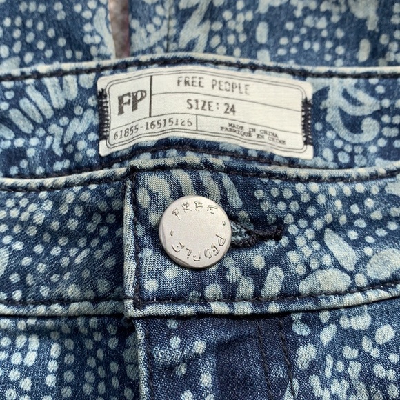 Free People Fun Funky Bellbottoms sz 24 embroidery, blue, and white paisley - Picture 7 of 12